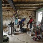 Alt und Neu: Einbau Eisenträger zur Absicherung alten Holzbalken